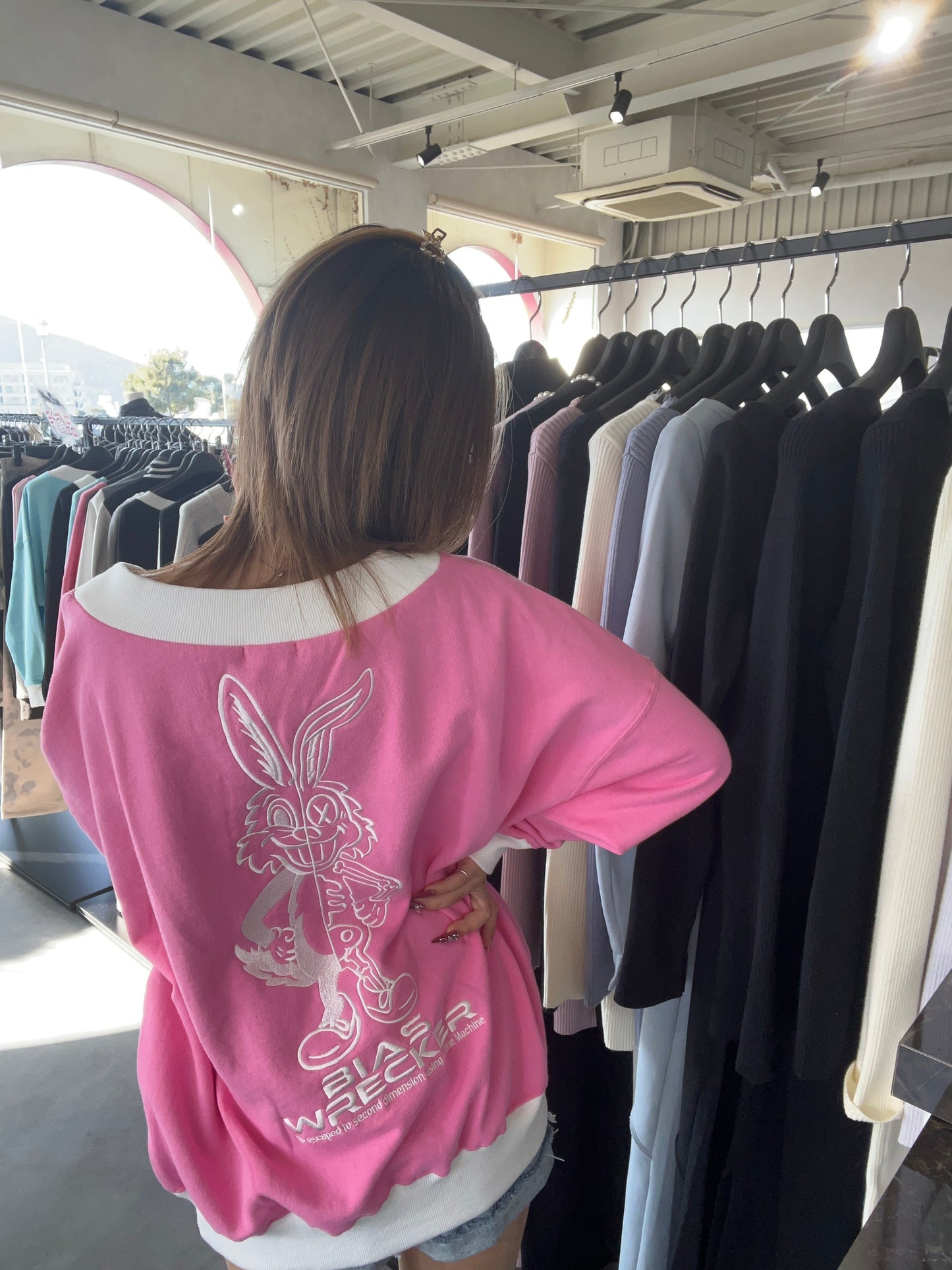 GYDA BICOLOR POSH BUNNY Vネックスウェットトップス