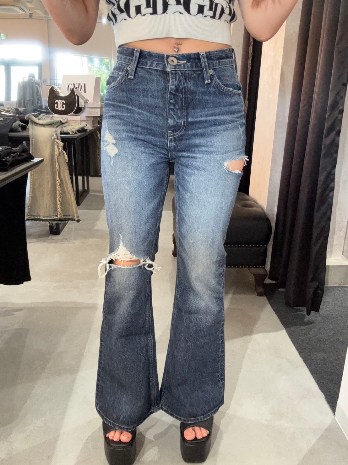 GYDA ミドルウエストSIDE RIPPEDフレアデニムパンツ