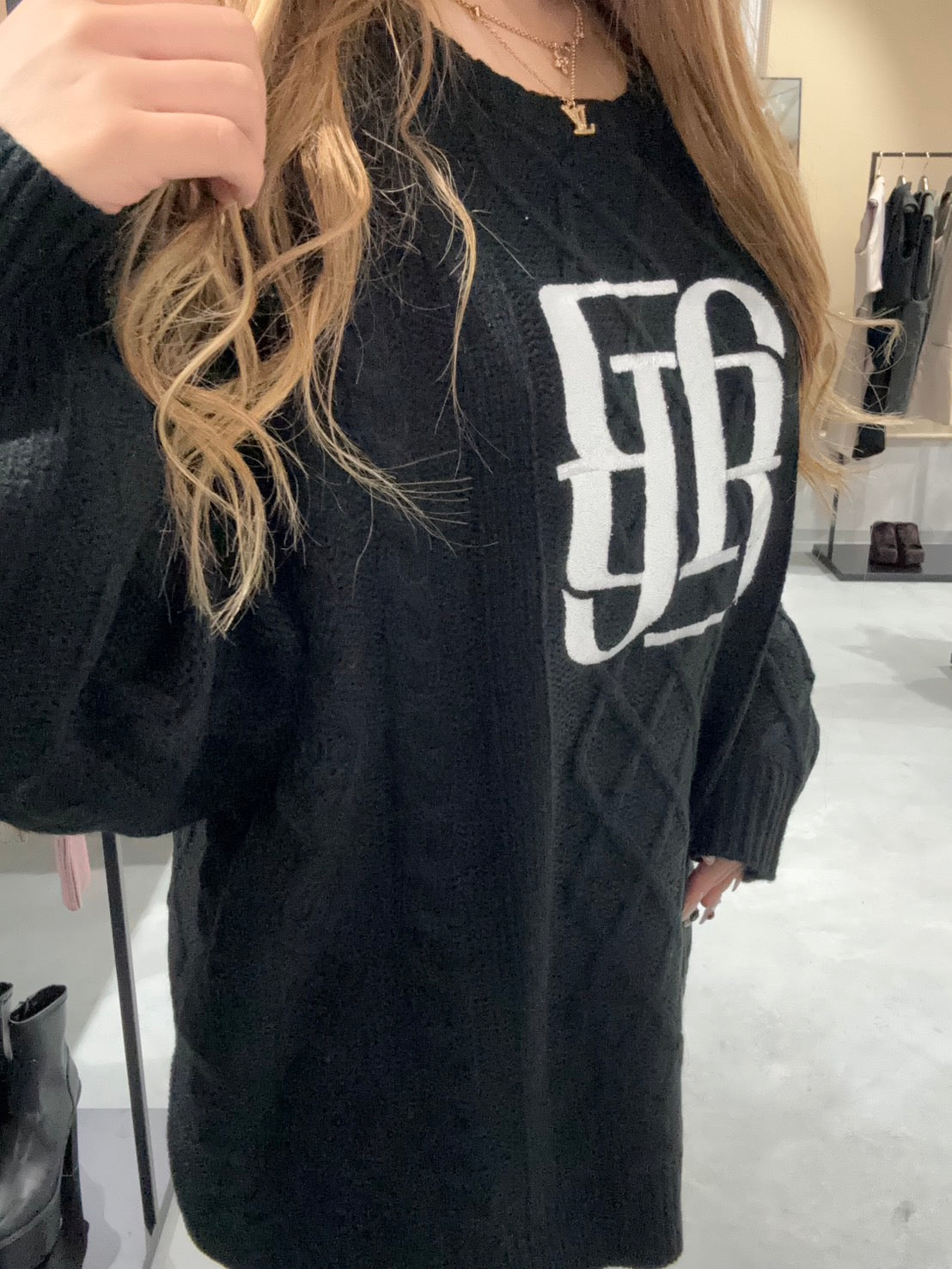 GYDA BIG GYGYロゴ刺繍ケーブルニットトップス