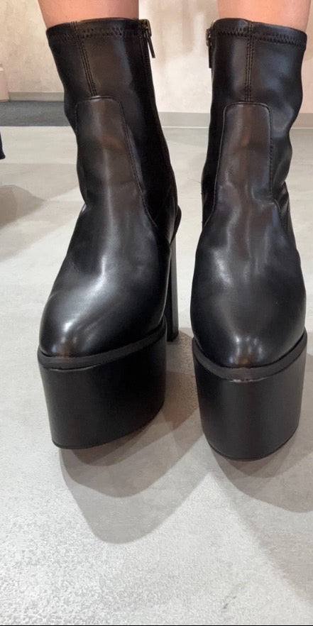 GYDA バルキーショートブーツ