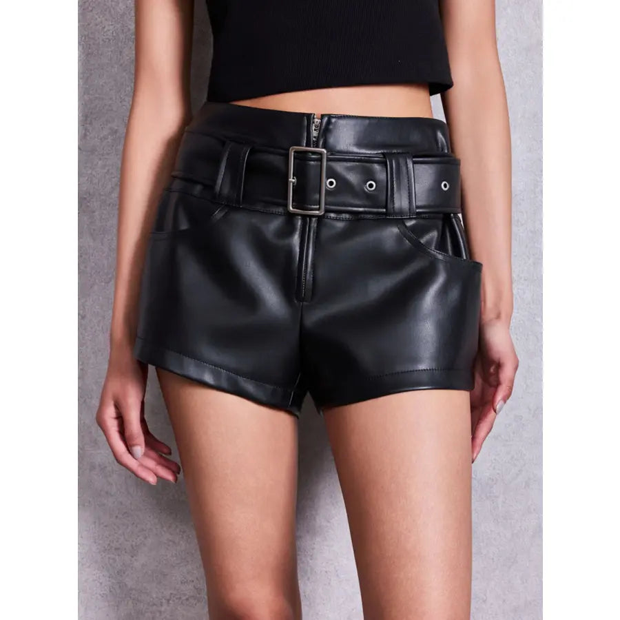 GYDA ベルト付きストレッチフェイクレザーショートパンツ