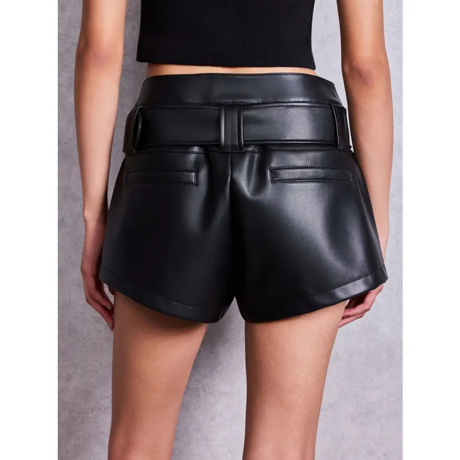 GYDA ベルト付きストレッチフェイクレザーショートパンツ