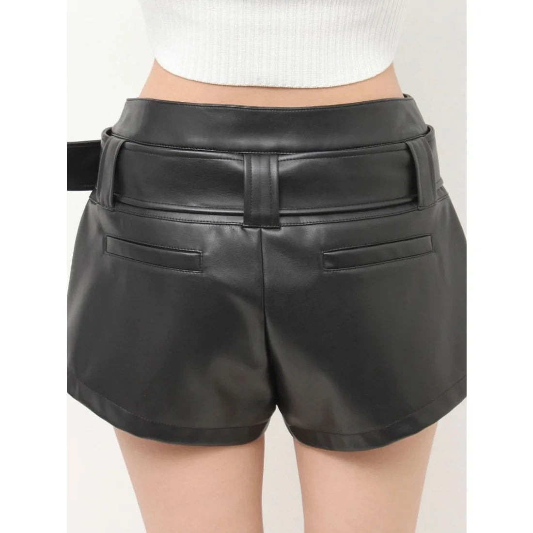 GYDA ベルト付きストレッチフェイクレザーショートパンツ