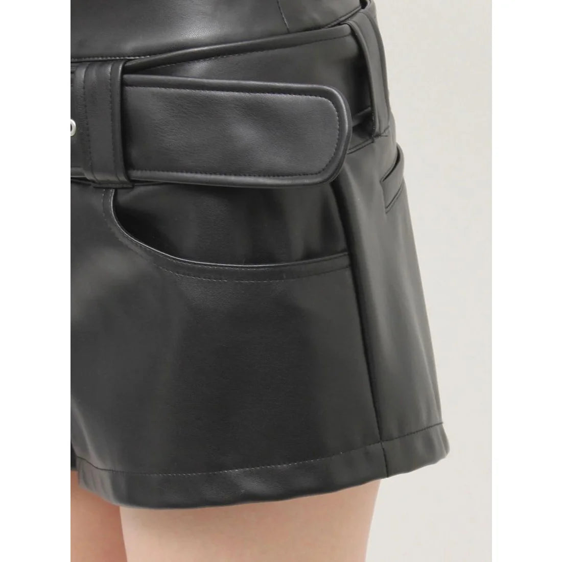 GYDA ベルト付きストレッチフェイクレザーショートパンツ
